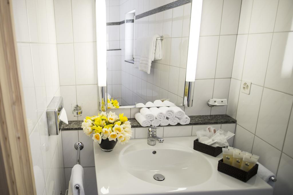 Hotel Weiss Kreuz Malans ภายนอก รูปภาพ